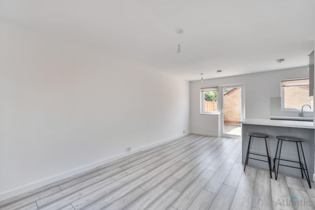 35 Underwood Road, WOODFORD GREEN, London photo 3