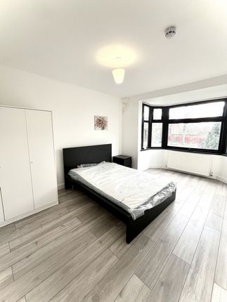 Room to rent in Carlton Terrace, Great Cambridge Road, London