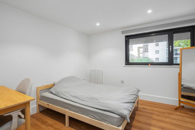 Flat 29, Angel Wharf, 168, Shepherdess Walk, London photo 4