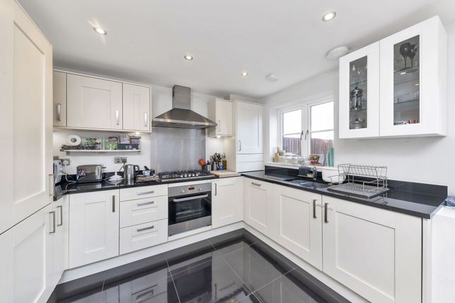 4 Laurie Lane, Royston photo 3