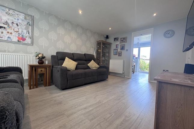30, Payne Close, Crawley photo 2