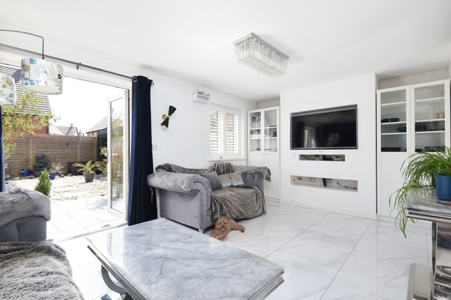 25 Heritage Road, Kingsnorth, Kent photo 2