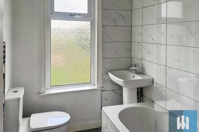 23, Long Grove Avenue, Huddersfield photo 3