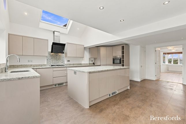 10, Harris Close, Romford photo 3