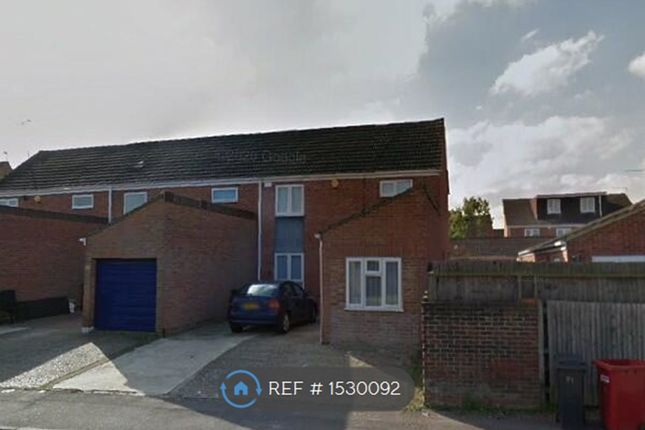 Terraced house to rent in Rochfords Gardens, Slough