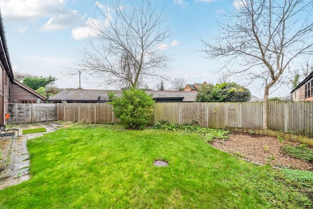 3, Hatch Farm Mews, Addlestone photo 3