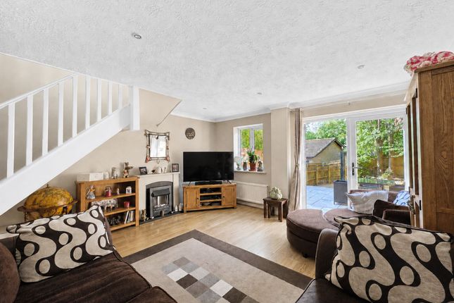 12 Harold Road, Crawley photo 2