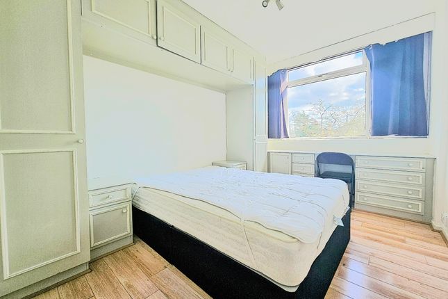 Room to rent in Rowstock Gardens, London