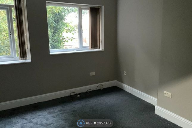 Flat, Victoria Crescent Eccles, Manchester photo 4