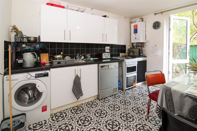77, Erskine Crescent., London photo 3