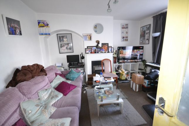 25, Powell Gardens, Dagenham photo 2