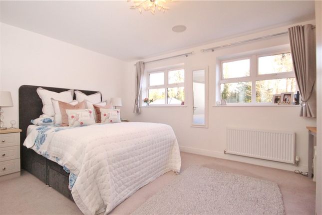 37, Queenswood Crescent, Egham photo 4