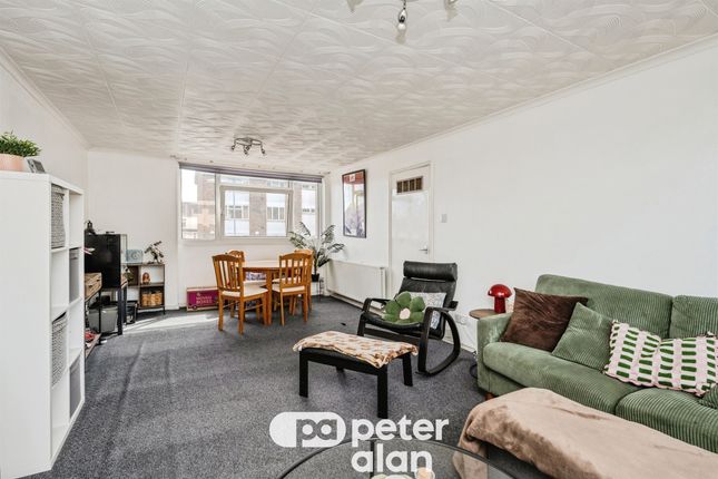 15, White Gates Court, Neath photo 4
