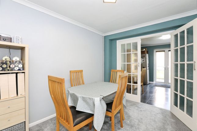 25, Hazel Way, Crawley photo 4