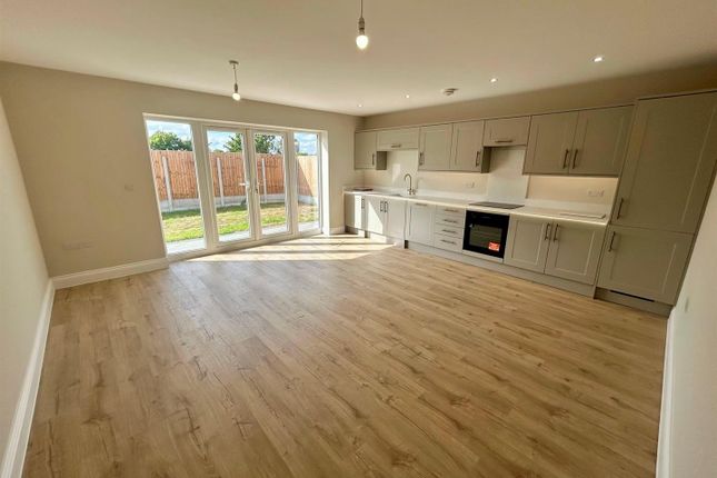 4, Jensen Close, Hornchurch photo 2
