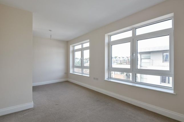 Flat to rent in Mantle Road, London