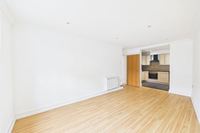 Flat 4,, Kyle House, Hampton photo 2