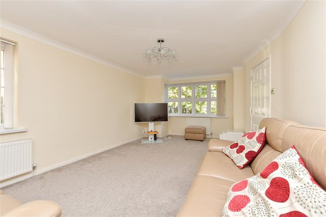 Yeates Drive Kemsley, Sittingbourne photo 4