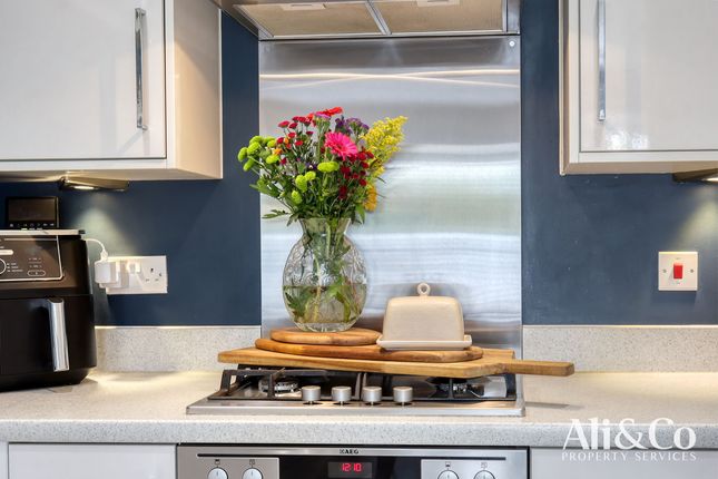 16 Woodside Close, Grays photo 4