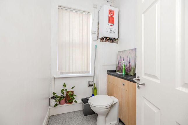 Upper Floor Communal Bathroom