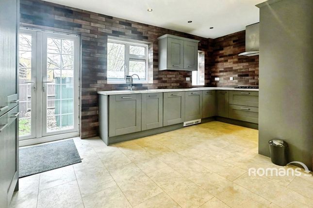 8, Lynch Close, Uxbridge photo 2