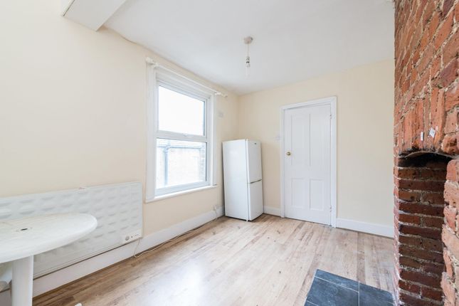 149a Benares Road, London photo 3