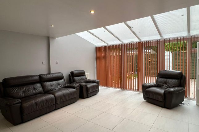 9, Acorn Close, London photo 3