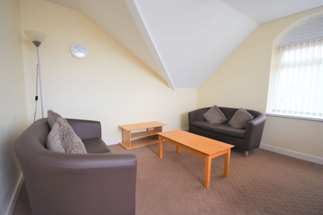 Flat to rent in Phillips Parade, Brynmill, Swansea