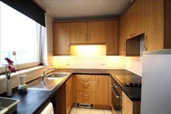66, Hamlyn House, Feltham photo 5