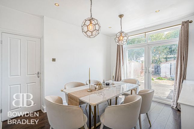 32 Hanover Gardens, Hainault photo 4