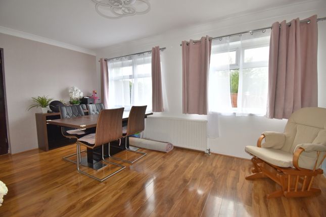 5, Manstead Gardens, Rainham photo 3