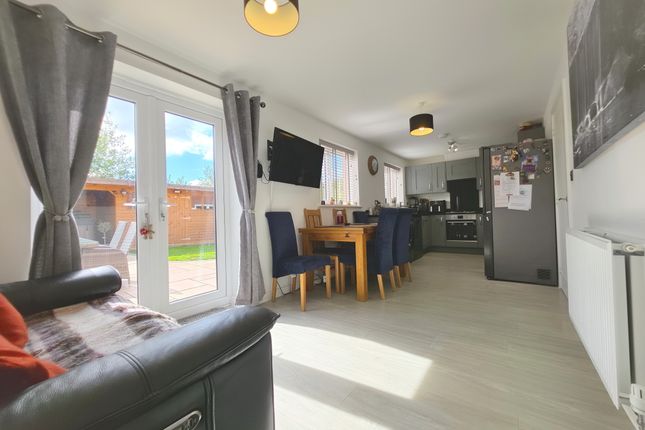 16, Bunkers Hill, Stoke-on-Trent photo 2