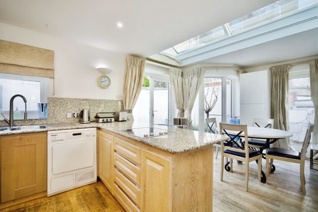 12 Squires Mount, Hampstead, London, Nw3 1Ed