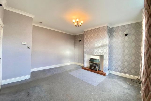 409, Blackmoorfoot Road, Huddersfield photo 3