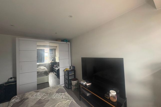 147, Portland Crescent, Stanmore photo 3