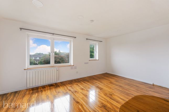 Flat for sale in Willow Close, Beare Green, Dorking