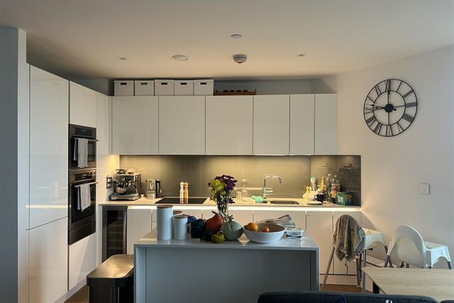 Flat 34, 12, Lombard Wharf, Lombard Road, London photo 3
