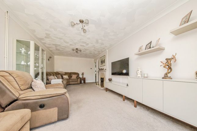 64, Holcombe Crescent, Suffolk photo 5