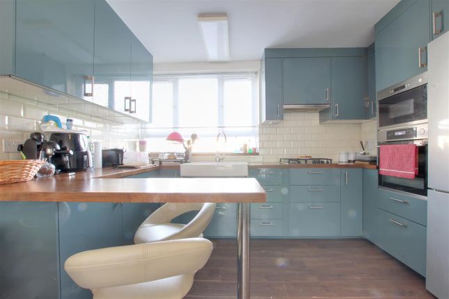 18, Merridene, London photo 4