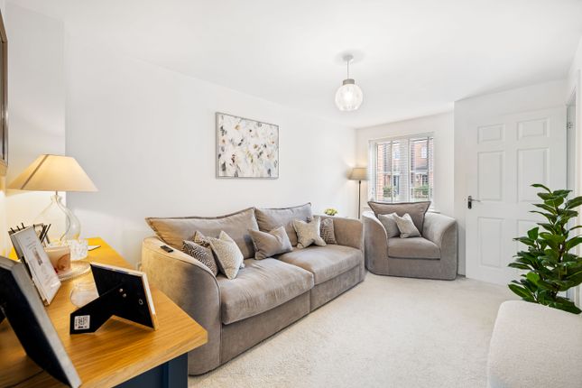 12, Campbell Grove, Horley photo 3