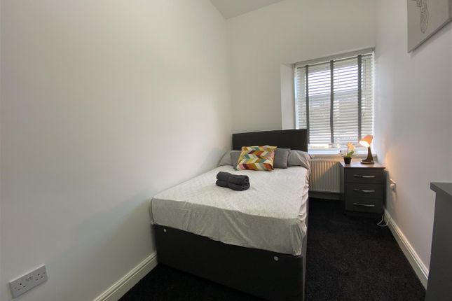 Room to rent in Rood End Road, Oldbury, Birmingham