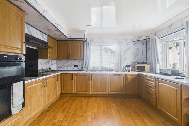 27 Garn Road, Ebbw Vale photo 3