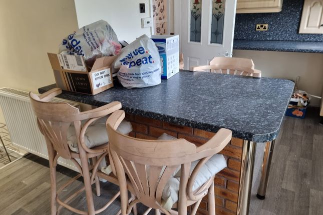 7, Buckingham Drive, Willenhall photo 3