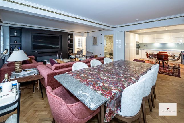 Flat 166, Chiltern Court, Baker Street, London photo 2