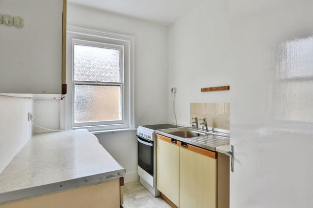 Flat B, 16, Alumhurst Road, Bournemouth photo 3