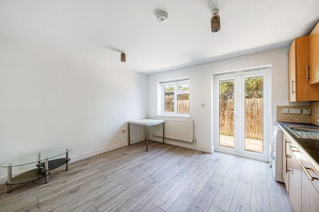 Flat to rent in Western Avenue, Acton