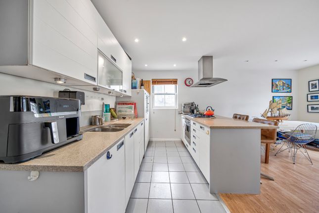 Flat 9, 70, Tottenham Road, London photo 3