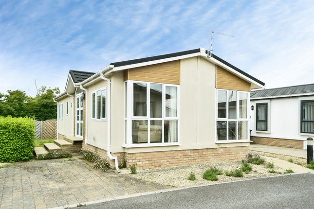 2-bed caravan on 15, Lechlade Court, Lechlade, £250,000