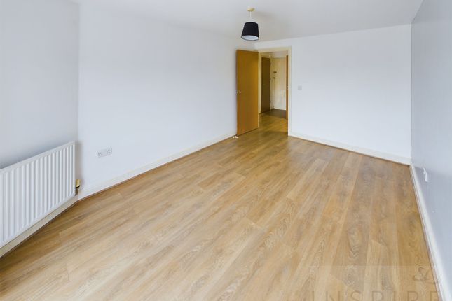 Flat 17, Howlands Court, Crawley photo 3