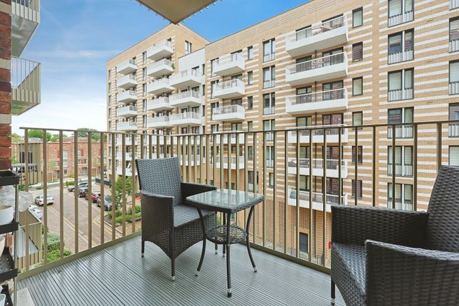 11 Kingsland Court, Streamdale Road, London photo 4